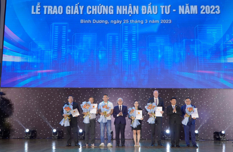 Lãnh đạo tỉnh Bình Dương trao Giấy chứng nhận đầu tư cho các doanh nghiệp.