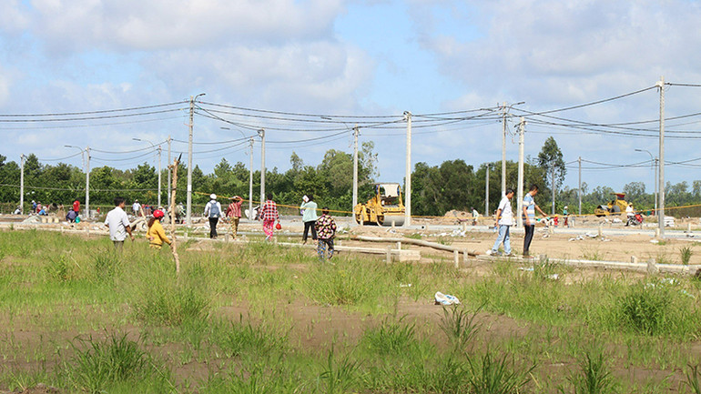 Người dân xem thực địa đất tái định cư sau khi bốc thăm.