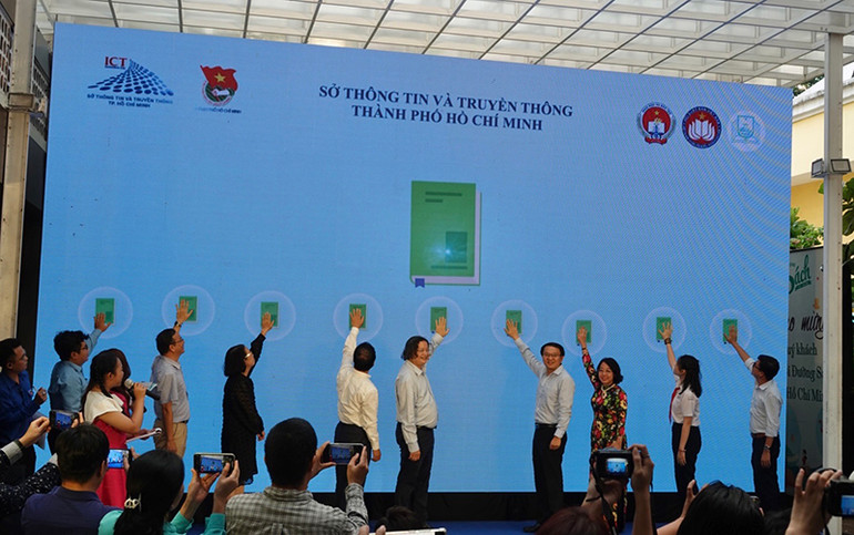 Các đại biểu thực hiện nghi thức Công bố Giải thưởng Sách thiếu nhi Thành phố Hồ Chí Minh lần I và khai mạc Hội sách thiếu nhi Thành phố Hồ Chí Minh lần IV.