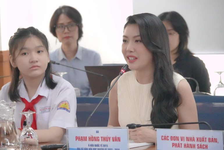 Á hậu Quốc tế 2015 Phạm Hồng Thúy Vân, một trong 10 Đại sứ Văn hóa đọc nhiệm kỳ 2023-2024.