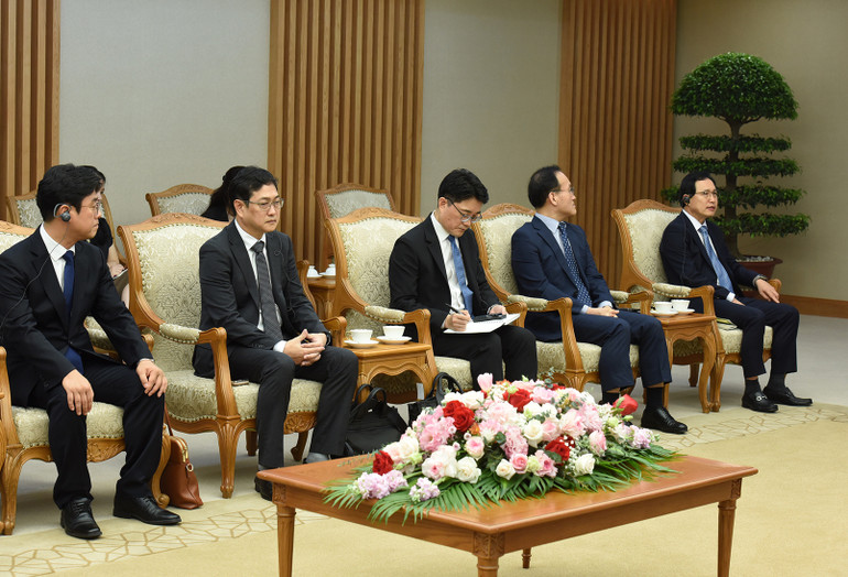 Các thành viên đi cùng ông Park Hark Kyu, Tổng Giám đốc phụ trách tài chính Tập đoàn Samsung Electronics.