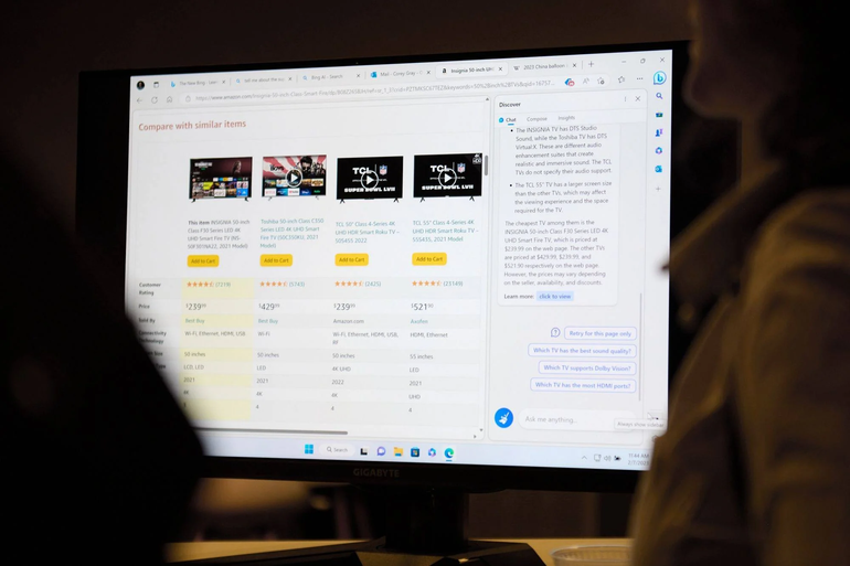 Người dùng tương tác với công cụ tìm kiếm Microsoft Bing và trình duyệt Edge do AI hỗ trợ trong một sự kiện tại trụ sở chính của công ty ở Redmond, Washington, vào ngày 7/2/2023. (Ảnh: Bloomberg)