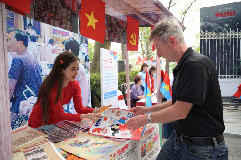 Ông Patrick nhận Báo Nhân Dân tại triển lãm. (Ảnh: Thế Đại) Ông Patrick nhận Báo Nhân Dân tại triển lãm. (Ảnh: Thế Đại)
