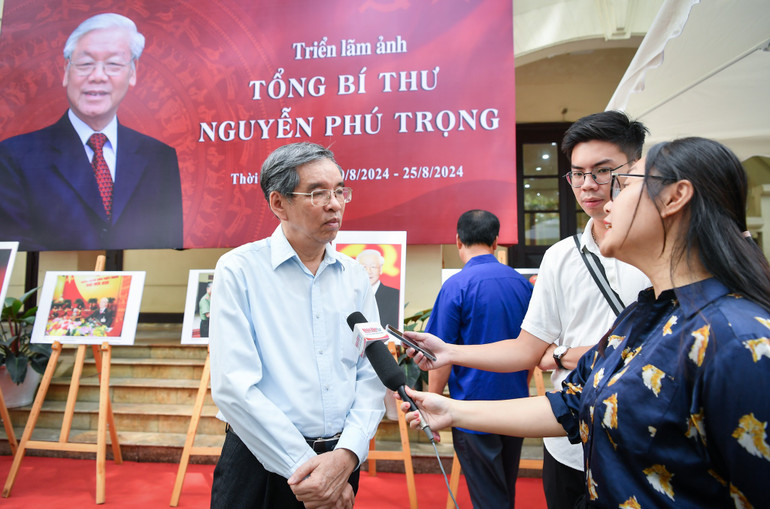 Nhà báo Văn Bắc, nguyên Trưởng ban Xây dựng Đảng, Báo Nhân Dân, phóng viên chuyên trách Tổng Bí thư Nguyễn Phú Trọng xúc động nói: “Từ lâu, hình ảnh của Tổng Bí thư đã như người cha, người chú với tôi, nhất là trong những ngày Tổng Bí thư ốm. Khi nhìn lại những hình ảnh này, tình cảm ấy càng xúc động. Tổng Bí thư là một nhà lãnh đạo đặc biệt xuất sắc, nhà lý luận có tư duy vượt trội nhưng rất dung dị, tình cảm và hiền hòa. Ảnh: Thành Đạt