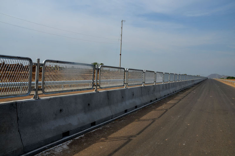 Các đơn vị thi công đã lắp đặt được hơn 10km lưới chống chói cao tốc Vĩnh Hảo-Phan Thiết. Các đơn vị thi công đã lắp đặt được hơn 10km lưới chống chói cao tốc Vĩnh Hảo-Phan Thiết.