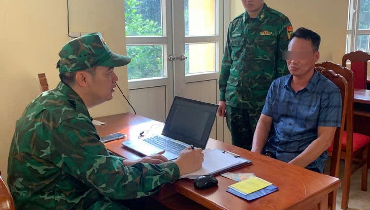 Bộ đội Biên phòng cửa khẩu Hoành Mô làm việc với Lê Văn D.