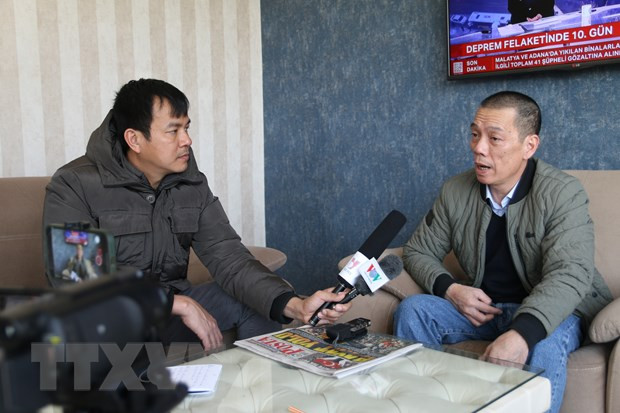 Phóng viên TTXVN phỏng vấn Đại sứ Việt Nam tại Thổ Nhĩ Kỳ Đỗ Sơn Hải. (Ảnh: Hải Linh/TTXVN)