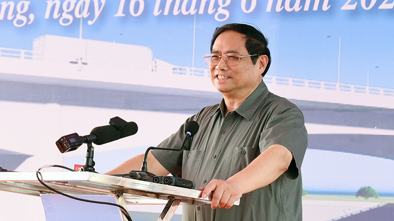 Thủ tướng Chính phủ Phạm Minh Chính phát biểu tại lễ khánh thành cầu Như Nguyệt giai đoạn 2. Thủ tướng đánh giá cao và biểu dương sự quyết tâm, nhạy bén, sáng tạo, dám nghĩ dám làm, đổi mới sáng tạo, tinh thần tự lực, tự cường của tỉnh Bắc Giang trong việc phối hợp với tỉnh Bắc Ninh và các cơ quan liên quan để đề xuất và triển khai dự án, tháo gỡ các khó khăn, vướng mắc. Ảnh: VGP/Nhật Bắc. Thủ tướng Chính phủ Phạm Minh Chính phát biểu tại lễ khánh thành cầu Như Nguyệt giai đoạn 2. Thủ tướng đánh giá cao và biểu dương sự quyết tâm, nhạy bén, sáng tạo, dám nghĩ dám làm, đổi mới sáng tạo, tinh thần tự lực, tự cường của tỉnh Bắc Giang trong việc phối hợp với tỉnh Bắc Ninh và các cơ quan liên quan để đề xuất và triển khai dự án, tháo gỡ các khó khăn, vướng mắc. Ảnh: VGP/Nhật Bắc.