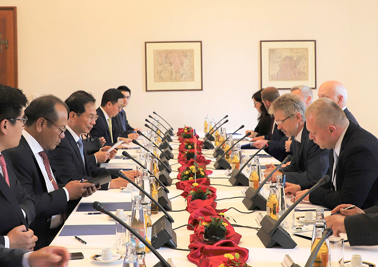 Cuộc gặp giữa Bộ trưởng Ngoại giao Bùi Thanh Sơn và Chủ tịch Thượng viện CH Séc Milos Vystricil. Cuộc gặp giữa Bộ trưởng Ngoại giao Bùi Thanh Sơn và Chủ tịch Thượng viện CH Séc Milos Vystricil.