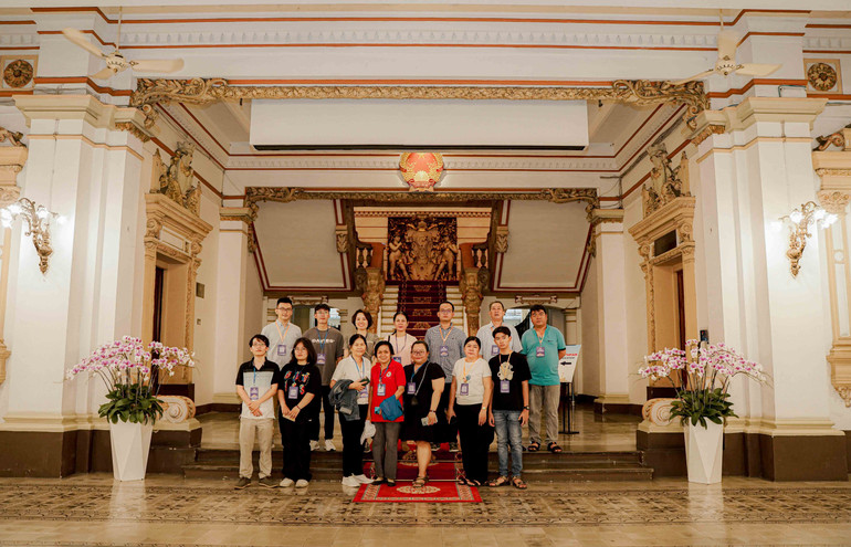 Một đoàn du khách tham quan trụ sở Hội đồng nhân dân và Ủy ban nhân dân Thành phố Hồ Chí Minh. Một đoàn du khách tham quan trụ sở Hội đồng nhân dân và Ủy ban nhân dân Thành phố Hồ Chí Minh.