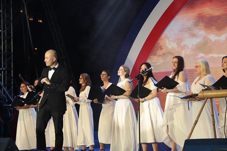 Dàn nghệ sĩ đem đến nhiều tiết mục đặc sắc trong đêm khai mạc. Ảnh: Minh Phương