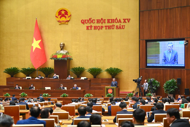 Bộ trưởng Công an Tô Lâm trình bày Báo cáo tóm tắt công tác phòng, chống tội phạm và vi phạm pháp luật năm 2023. Ảnh: Duy Linh Bộ trưởng Công an Tô Lâm trình bày Báo cáo tóm tắt công tác phòng, chống tội phạm và vi phạm pháp luật năm 2023. Ảnh: Duy Linh
