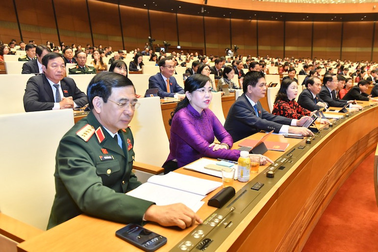 Các đại biểu Quốc hội nhấn nút biểu quyết thông qua Nghị quyết. (Ảnh: ĐĂNG KHOA)