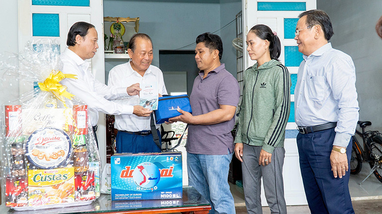 Nguyên Ủy viên Bộ Chính trị, nguyên Phó Thủ tướng Thường trực Chính phủ Trương Hòa Bình tặng quà cho bà con ngư dân.