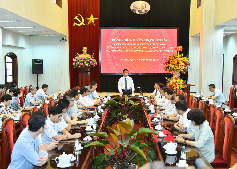 Đồng chí Nguyễn Trọng Nghĩa, Ủy viên Bộ Chính trị, Bí thư Trung ương Đảng, Trưởng Ban Tuyên giáo Trung ương gửi lời chúc tới tập thể cán bộ, nhân viên Báo Nhân Dân.