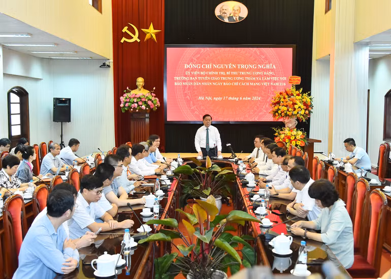 Đồng chí Nguyễn Trọng Nghĩa, Ủy viên Bộ Chính trị, Bí thư Trung ương Đảng, Trưởng Ban Tuyên giáo Trung ương gửi lời chúc tới tập thể cán bộ, nhân viên Báo Nhân Dân. Đồng chí Nguyễn Trọng Nghĩa, Ủy viên Bộ Chính trị, Bí thư Trung ương Đảng, Trưởng Ban Tuyên giáo Trung ương gửi lời chúc tới tập thể cán bộ, nhân viên Báo Nhân Dân.