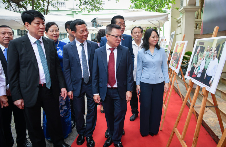 Đại tướng Lương Cường, Ủy viên Bộ Chính trị, Thường trực Ban Bí thư cùng các đồng chí lãnh đạo Đảng và nhà nước tham quan triển lãm. Ảnh: Thành Đạt