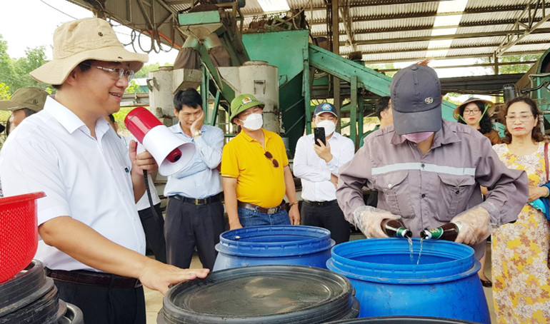 Ông Hồ Xuân Hiếu giới thiệu quy trình trồng lúa và lên men bằng bia và các loại thảo mộc tạo chế phẩm sinh học diệt sâu bệnh cho lúa hữu cơ.