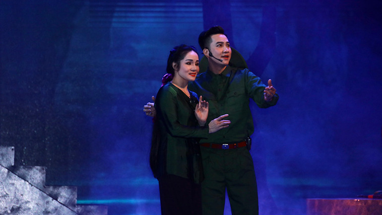 Hào hùng mà lãng mạn, bi tráng mà vẫn đầy chất thơ, ấy là dấu ấn đặc biệt mà vở chèo “Mưa đỏ” để lại trong lòng khán giả sau đêm công diễn tối 22/7 tại Nhà hát thành phố Hải Phòng.