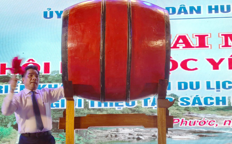 Phó Bí Thường trực Tỉnh ủy, Trưởng Đoàn Đại biểu Quốc hội tỉnh Quảng Nam Lê Văn Dũng đánh trống khai mạc Hội làng Lộc Yên.