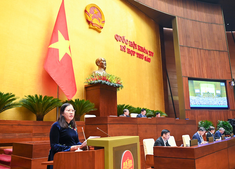 Chủ nhiệm Ủy ban Tư pháp Lê Thị Nga trình bày Báo cáo thẩm tra Báo cáo về công tác phòng, chống tham nhũng năm 2023. (Ảnh: Duy Linh)