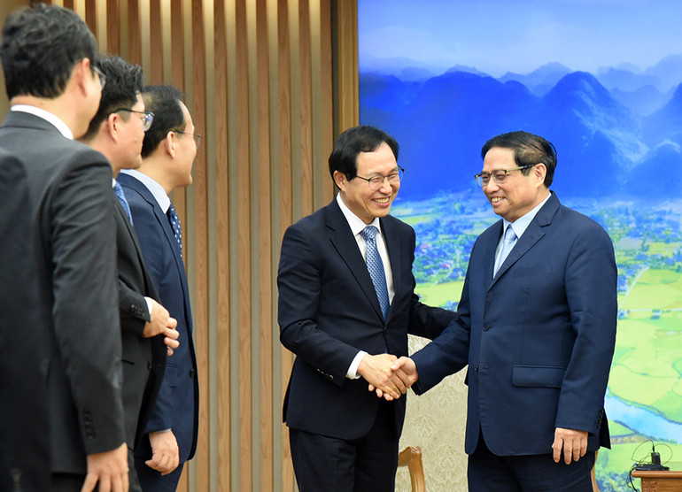 Thủ tướng Phạm Minh Chính tiễn các thành viên đi cùng ông Park Hark Kyu, Tổng Giám đốc phụ trách tài chính Tập đoàn Samsung Electronics.