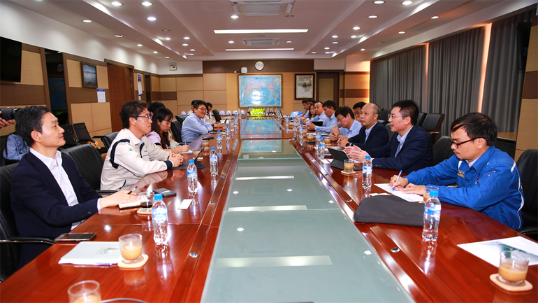 Phó Tổng Giám đốc BSR Mai Tuấn và đoàn công tác BSR khảo sát thực tế công trường chế tạo các thiết bị siêu trường, siêu trọng ở Doosan Vina.