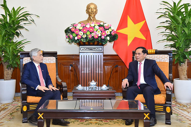 Bộ trưởng Ngoại giao Bùi Thanh Sơn trao đổi với Thứ trưởng Thường trực Bộ Ngoại giao Singapore Albert Chua. Bộ trưởng Ngoại giao Bùi Thanh Sơn trao đổi với Thứ trưởng Thường trực Bộ Ngoại giao Singapore Albert Chua.