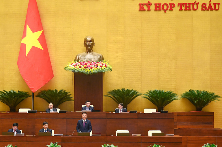 Bộ trưởng Tư pháp Lê Thành Long giải trình trước Quốc hội tại phiên làm việc ngày 28/11. Ảnh: Duy Linh Bộ trưởng Tư pháp Lê Thành Long giải trình trước Quốc hội tại phiên làm việc ngày 28/11. Ảnh: Duy Linh