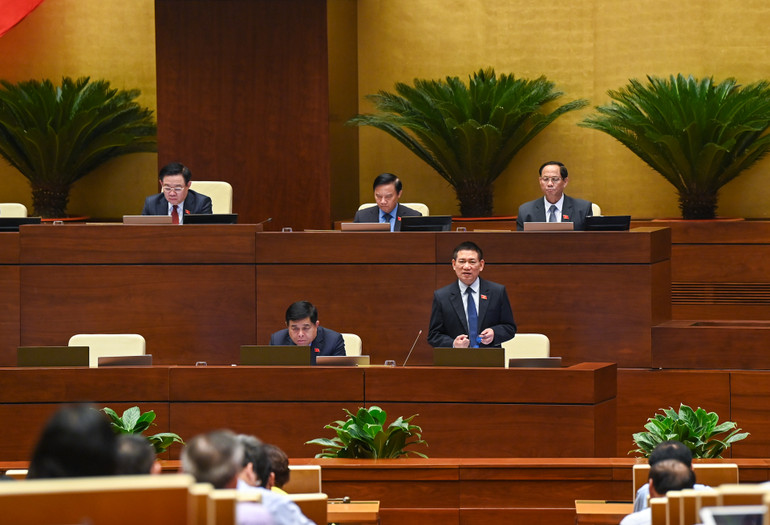 Bộ trưởng Hồ Đức Phớc giải đáp một số thắc mắc của đại biểu Quốc hội. (Ảnh: Duy Linh)