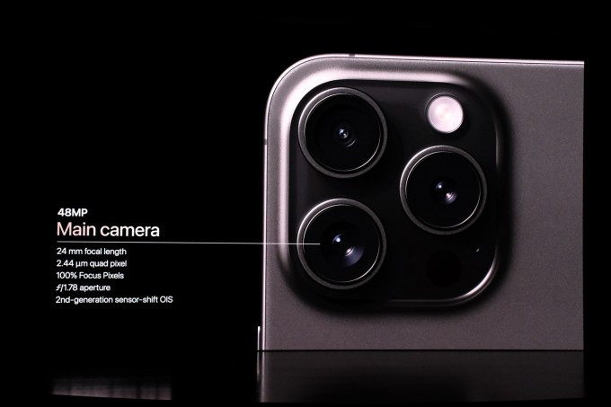 Cụm ba camera của iPhone 15 Pro được trang bị công nghệ kính tiềm vọng.