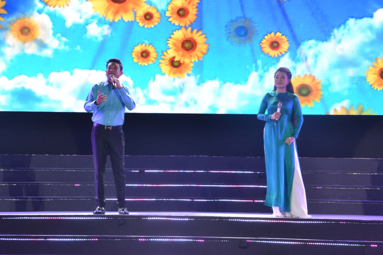 NSƯT Trọng Phúc và NSƯT Ngọc Đợi trình bày bài ca cổ “Mặt trời hạnh phúc”.