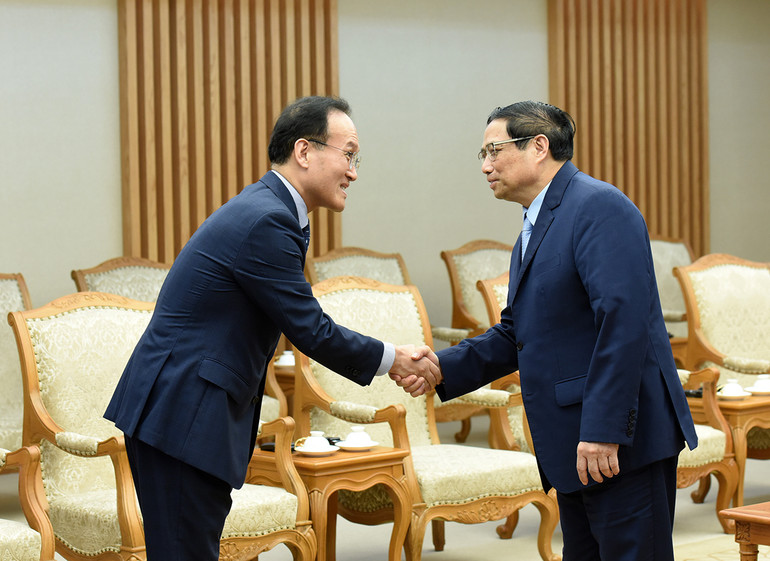 Thủ tướng Phạm Minh Chính đón các thành viên trong đoàn đi cùng Tổng Giám đốc phụ trách tài chính Tập đoàn Samsung Electronics.