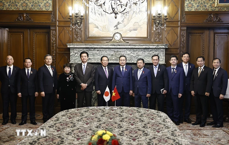 Chủ tịch Quốc hội Trần Thanh Mẫn và Chủ tịch Hạ viện Nhật Bản Nukaga Fukushiro với đại biểu. (Ảnh: Doãn Tấn/TTXVN)