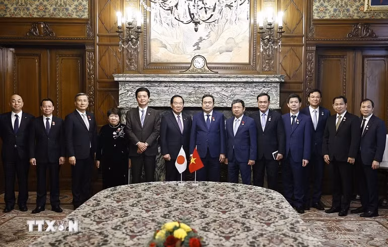 Chủ tịch Quốc hội Trần Thanh Mẫn và Chủ tịch Hạ viện Nhật Bản Nukaga Fukushiro với đại biểu. (Ảnh: Doãn Tấn/TTXVN)