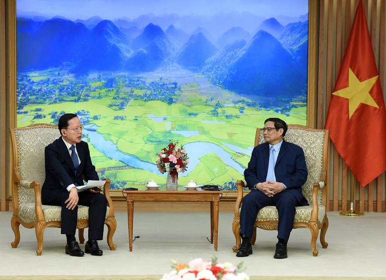 Thủ tướng Phạm Minh Chính tiếp ông Park Hark Kyu. Thủ tướng Phạm Minh Chính đánh giá cao kết quả hoạt động kinh doanh của Tổ hợp các Công ty Samsung tại Việt Nam với tiến độ giải ngân nhanh, góp phần chuyển đổi cơ cấu kinh tế, thúc đẩy xuất khẩu và tăng trưởng, phát triển công nghệ hỗ trợ, tạo công ăn việc làm, đóng góp vào phát triển kinh tế-xã hội của Việt Nam, xây dựng nền kinh tế độc lập, tự chủ gắn với chủ động, tích cực hội nhập quốc tế sâu rộng, thực chất, hiệu quả.