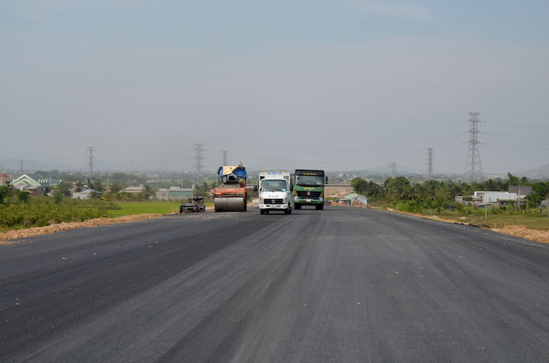 Dự án cao tốc đoạn Vĩnh Hảo-Phan Thiết dài 100,8km về cơ bản toàn bộ tuyến chính đã thảm bê-tông nhựa nóng. Dự án cao tốc đoạn Vĩnh Hảo-Phan Thiết dài 100,8km về cơ bản toàn bộ tuyến chính đã thảm bê-tông nhựa nóng.