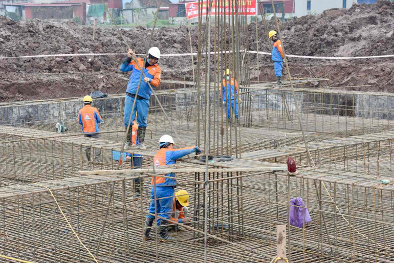 Công nhân thi công hố móng cột truyền tải điện tại vị trí 13,