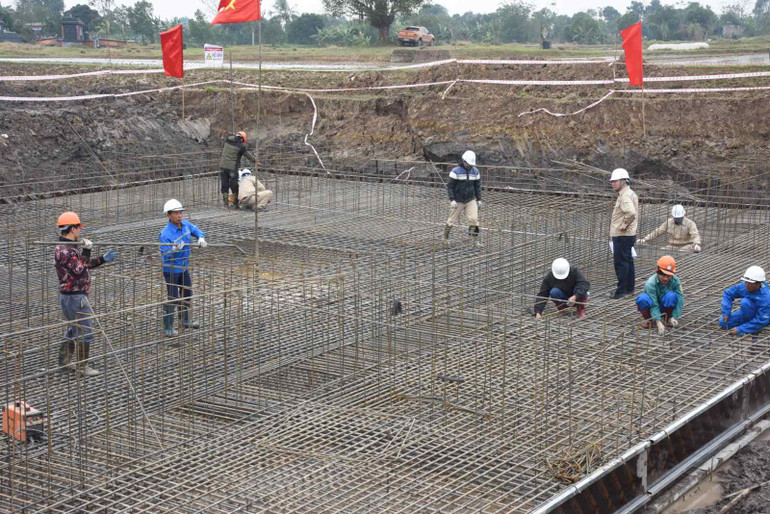 Thi công hố móng vị trí 201 thuộc dự án Đường dây 500kV Nhà máy Nhiệt điện Nam Định 1 - Phố Nối trên địa bàn xã Châu Sơn, huyện Quỳnh Phụ, tỉnh Thái Bình.