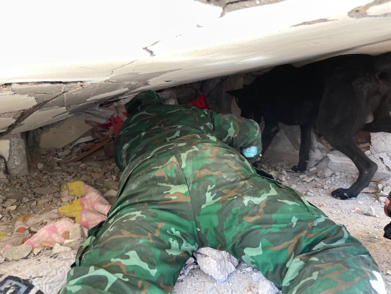 Quân nhân trong Quân đội nhân dân Việt Nam không quản ngại khó khăn, nguy hiểm, kết hợp dùng chó nghiệp vụ để tìm kiếm các nạn nhân trong trận động đất tại tỉnh Hatay, Thổ Nhĩ Kỳ.