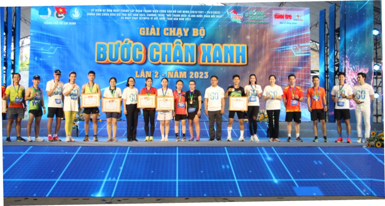 Ban tổ chức trao giải cho các thí sinh nam và nữ đạt thành tích cao của cuộc thi.