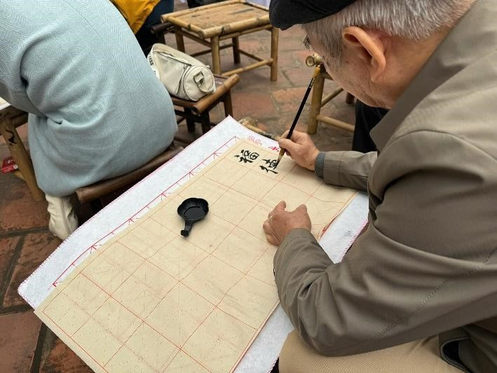 Du khách trải nghiệm viết chữ Hán Nôm. Du khách trải nghiệm viết chữ Hán Nôm.
