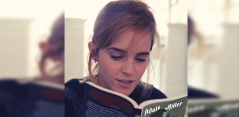 Ảnh chụp màn hình video giả mạo Emma Watson đang đọc Mein Kampf.