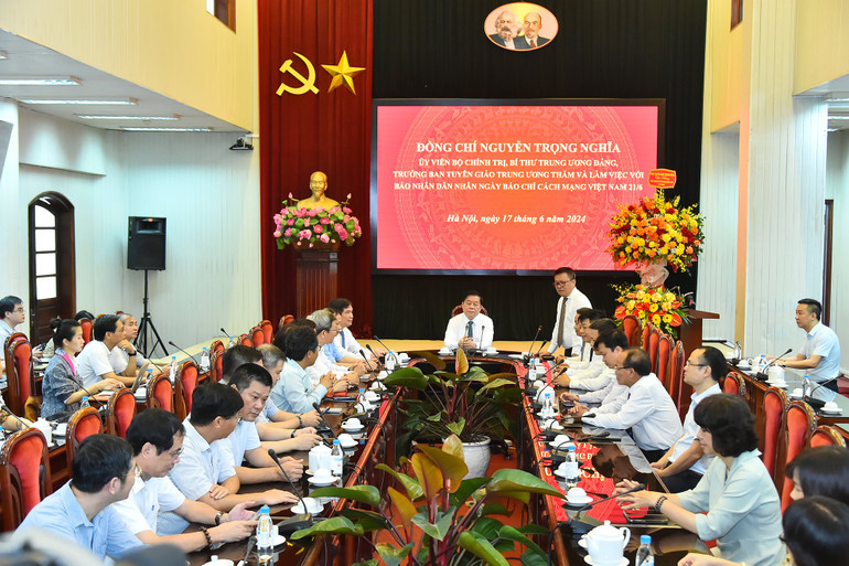 Đồng chí Lê Quốc Minh, Ủy viên Trung ương Đảng, Tổng Biên tập Báo Nhân Dân, Phó Trưởng Ban Tuyên giáo Trung ương, Chủ tịch Hội Nhà báo Việt Nam báo cáo hoạt động của Báo Nhân Dân.