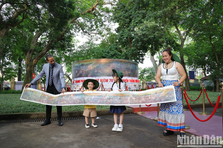 Bức panorma dài 3,21m được ghép từ phụ san của Báo Nhân Dân. Ảnh: Nhật Quang Bức panorma dài 3,21m được ghép từ phụ san của Báo Nhân Dân. Ảnh: Nhật Quang