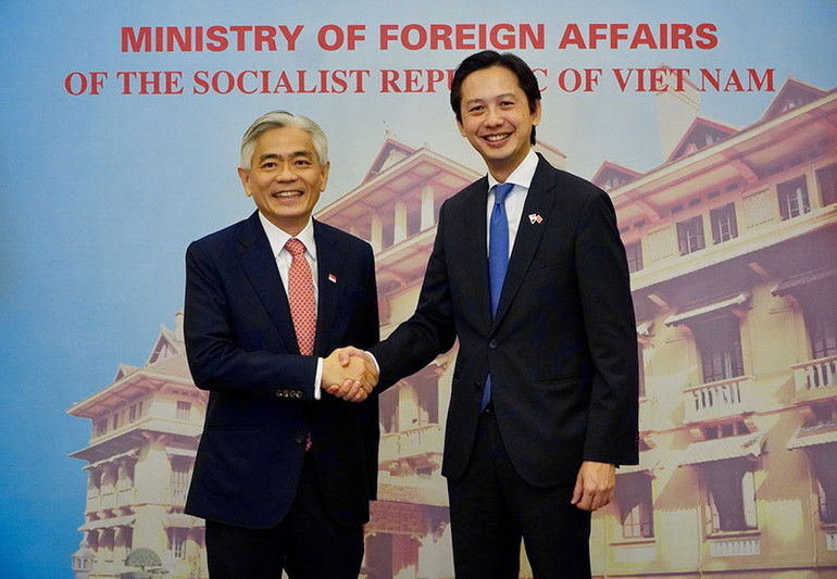 Thứ trưởng Ngoại giao Đỗ Hùng Việt và Thứ trưởng thường trực Bộ Ngoại giao Singapore Albert Chua. Thứ trưởng Ngoại giao Đỗ Hùng Việt và Thứ trưởng thường trực Bộ Ngoại giao Singapore Albert Chua.