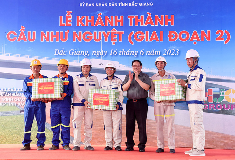 Thủ tướng Phạm Minh Chính tặng quà các đơn vị thi công dự án. Thủ tướng Phạm Minh Chính tặng quà các đơn vị thi công dự án.