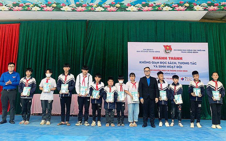 Đại diện Chi đoàn 3 (Đoàn Thanh niên cơ quan Ban Tổ chức Trung ương) và Chi đoàn Ban Công tác thiếu nhi (Trung ương Đoàn) trao quà, học bổng tặng học sinh có hoàn cảnh khó khăn tại buổi lễ.