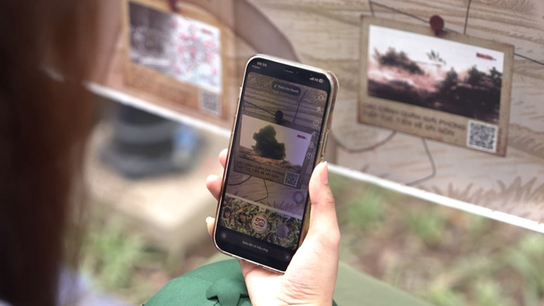 Người dùng xem video động trên phụ trương báo in với công nghệ AR. Người dùng xem video động trên phụ trương báo in với công nghệ AR.