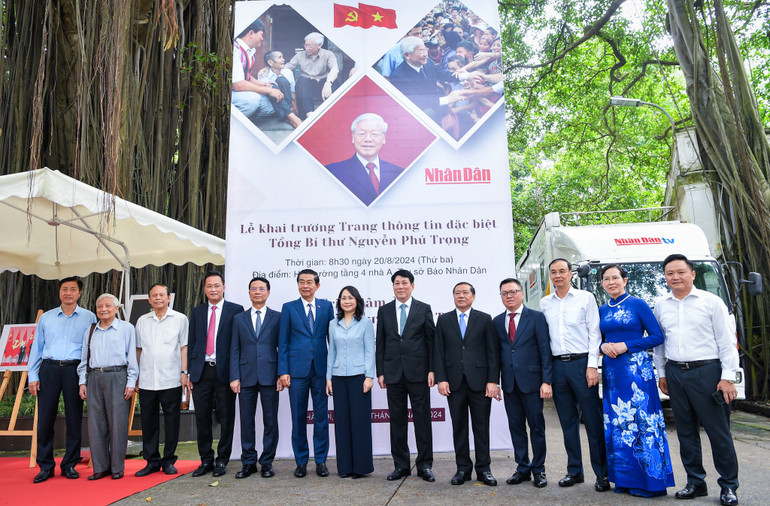 Lãnh đạo Đảng, Nhà nước và tập thể những người làm Báo Nhân Dân chụp ảnh lưu niệm tại Triển lãm. Ảnh: Thành Đạt